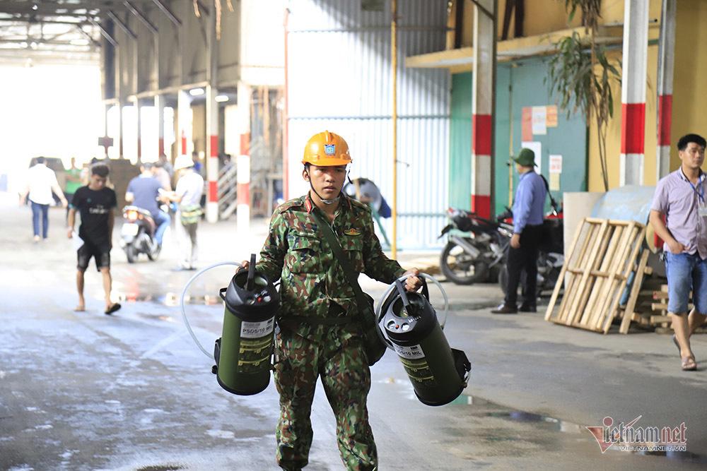 Rùng mình kho hàng Rạng Đông lần đầu tiết lộ, binh sĩ kín mít tẩy độc-8