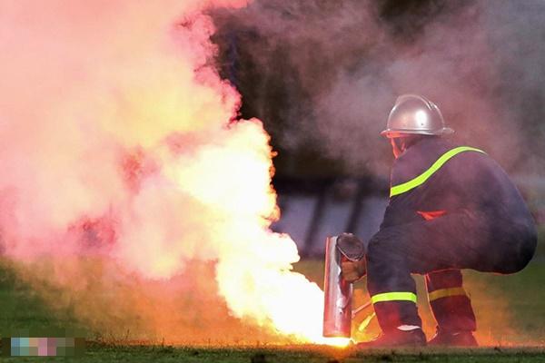 Bộ VH, TT&DL chỉ đạo làm rõ sự cố pháo sáng ở Hàng Đẫy-4