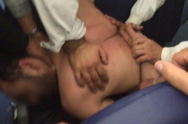 Quan hệ tình dục trong nhà vệ sinh và những trò lố trên máy bay-4