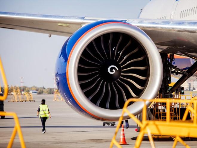 Quan hệ tình dục trong nhà vệ sinh và những trò lố trên máy bay-13