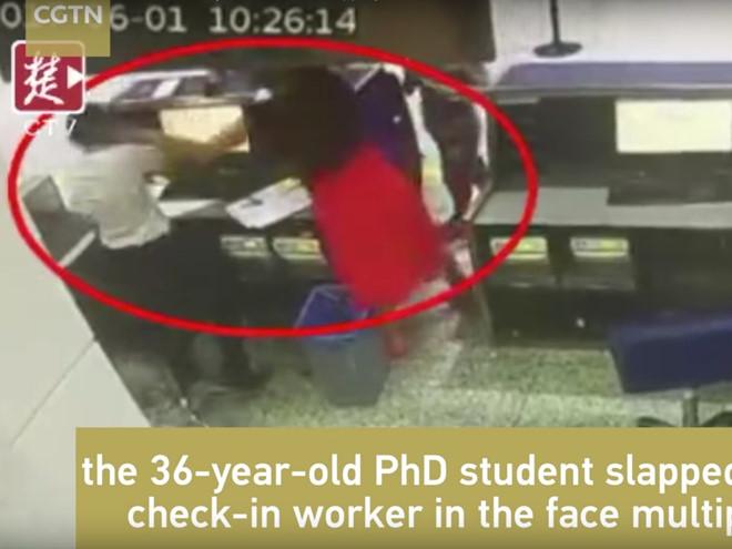 Quan hệ tình dục trong nhà vệ sinh và những trò lố trên máy bay-14