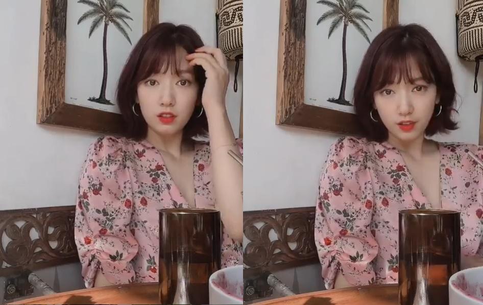 Mới đây, Park Shin Hye đã chia sẻ một video ngắn lên instagram. Vẻ ngoài xinh đẹp đáng yêu của nữ diễn viên đã thu hút được gần 2 triệu lượt thích. Dù vậy, người hâm mộ dễ nhận ra video này đã quay được một thời gian, khi nữ diễn viên còn để tóc ngắn. Hiện tại, Park Shin Hye đã nuôi tóc dài trở lại để chuẩn bị cho các dự án phim mới.