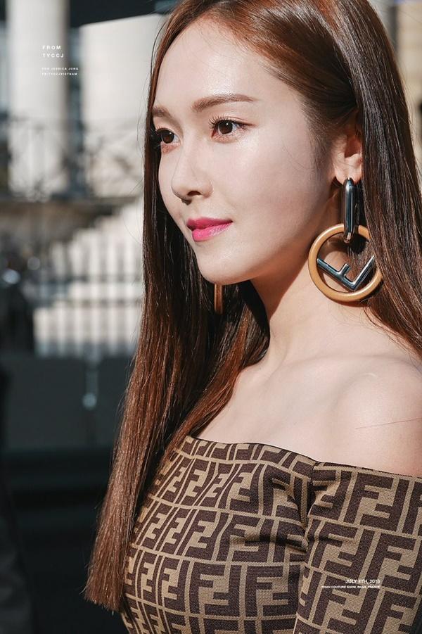 Cựu thành viên SNSD Jessica tái xuất với single mới 