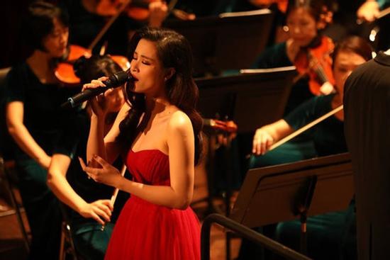'Xin anh đừng' kết hợp nhạc giao hưởng quá hay, ai từng chê Đông Nhi live dở giờ 'sáng mắt chưa'?