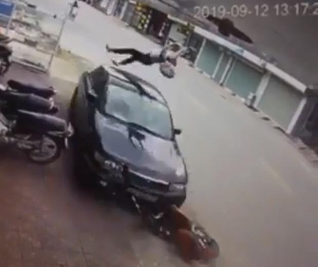 Clip: Kinh hoàng trước khoảnh khắc nữ sinh đi xe đạp điện ngược chiều bị ô tô hất lên không trung-1