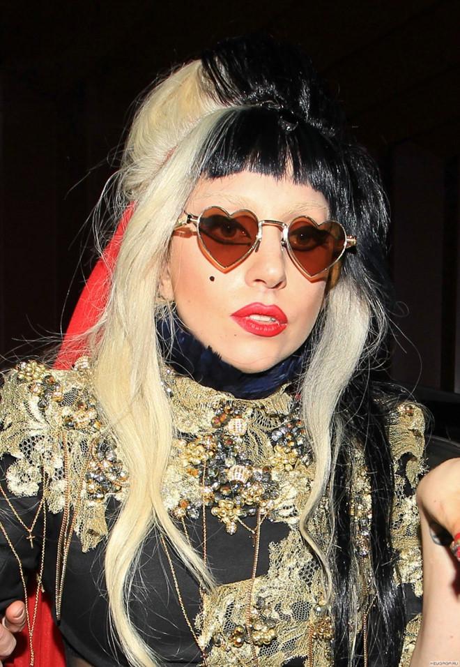 Lady Gaga mặc đồ style Trung Quốc, xuất hiện trên sàn catwalk?-2