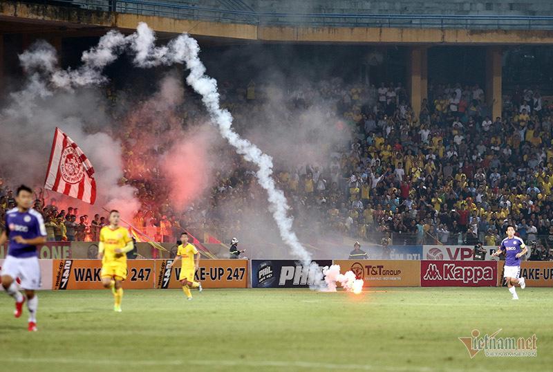 Bộ VH, TT&DL chỉ đạo làm rõ sự cố pháo sáng ở Hàng Đẫy-1