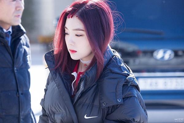 Irene (Red Velvet): Bên cạnh nhan sắc nổi trội, biểu cảm sắc lạnh là ấn tượng đầu tiên của Irene trong mắt công chúng. Sở hữu gương mặt tỷ lệ vàng, thủ lĩnh nhóm Red Velvet ghi điểm nhờ vẻ đẹp vừa cổ điển vừa hiện đại, vừa tinh khôi lại lạnh lùng, kiêu sa.