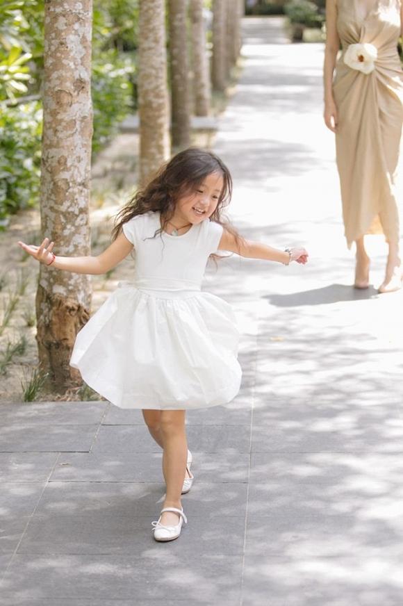 Con gái 4 tuổi của Hà Kiều Anh khiến fan tan chảy vì sở hữu nét Hoa hậu của mẹ-1