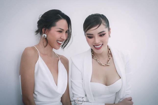 Không chỉ Hoàng Thùy Linh, hoa hậu, MC VTV cũng bị nghi yêu đồng giới-6