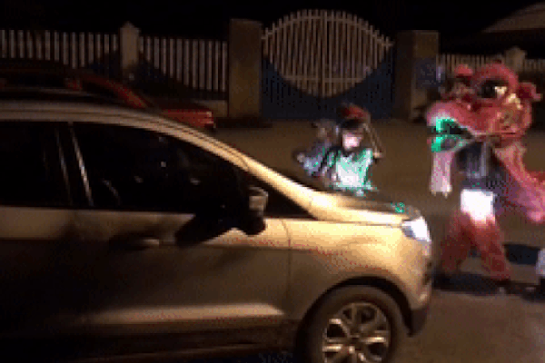 Clip: Kinh hãi nhìn nhóm múa lân lao thẳng đầu ô tô để xin tiền ở Lâm Đồng