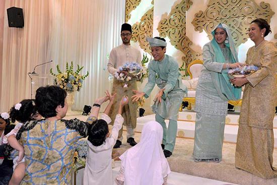 3 cô gái cùng tên cưới cùng ngày cùng địa điểm khiến quan khách phát hoảng