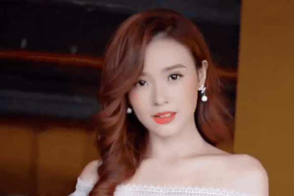 Chỉ đứng vuốt tóc soi gương, Midu làm bao con tim ngây ngất vì thần thái quá 'chanh sả'