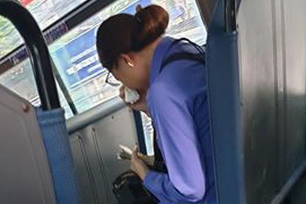 Vụ khách quên mua vé, nữ tiếp viên xe buýt khóc: Tôi buồn nhưng không trách-2