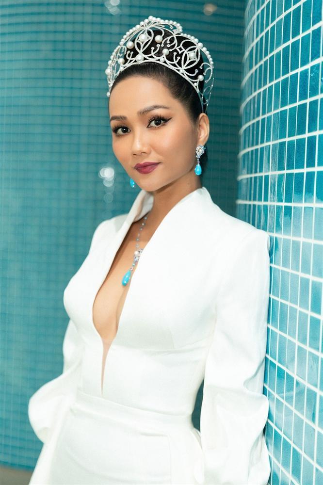 Hoa hậu đẹp tự nhiên nhất showbiz Việt HHen Niê bất ngờ vướng nghi án nâng ngực-8