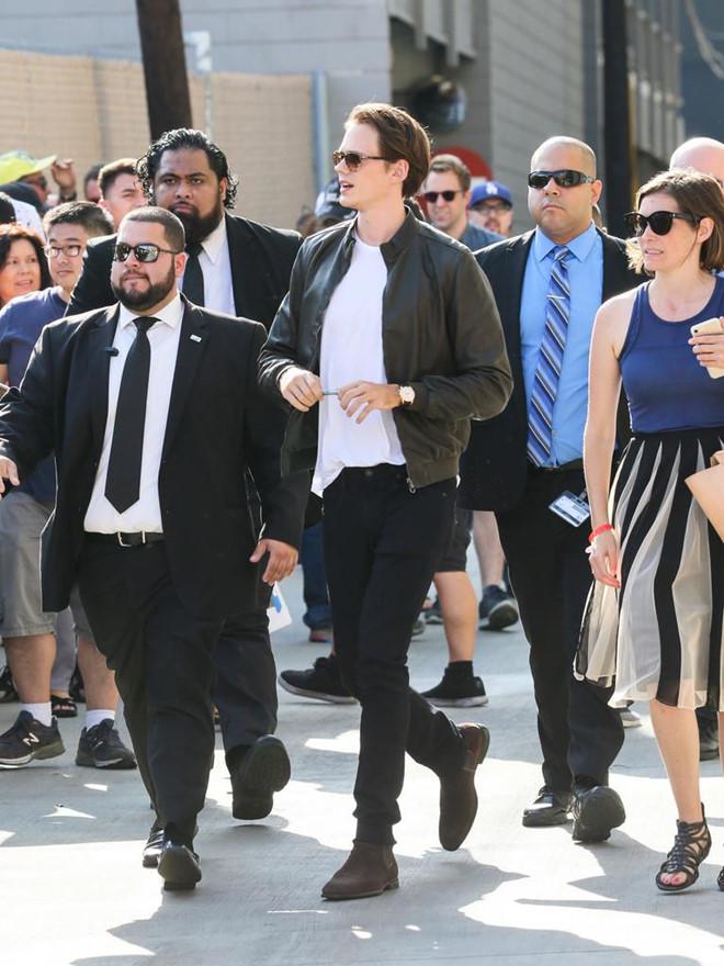 Gã hề ma quái trong IT ngoài đời ăn mặc thế nào khi cao 1,92 m?-10