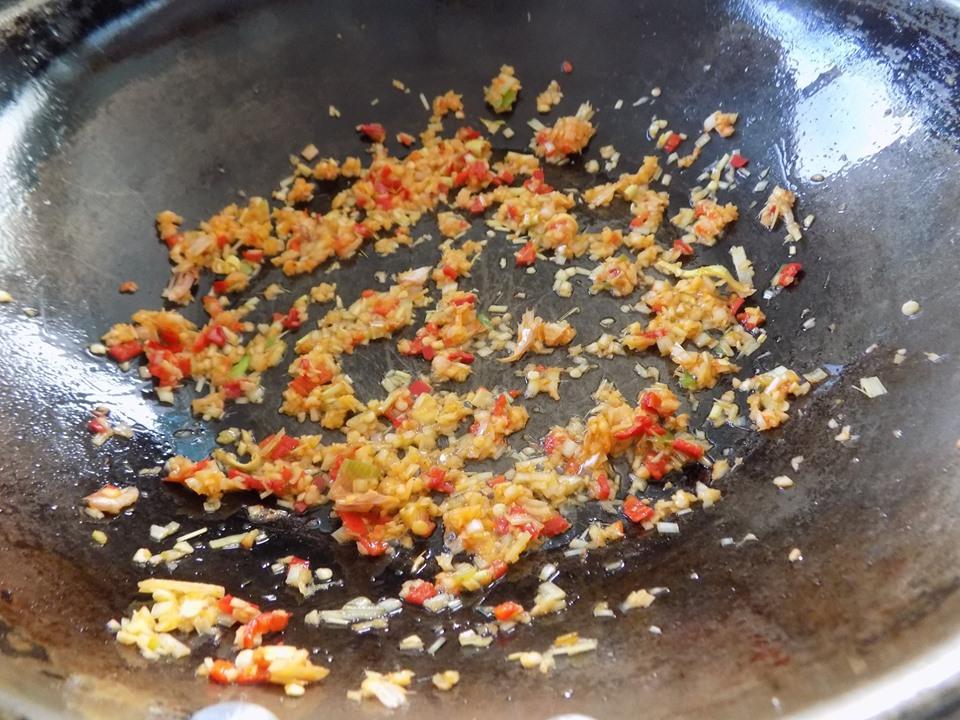 Thịt rim mắm ruốc sả ớt đậm đà đưa cơm-4