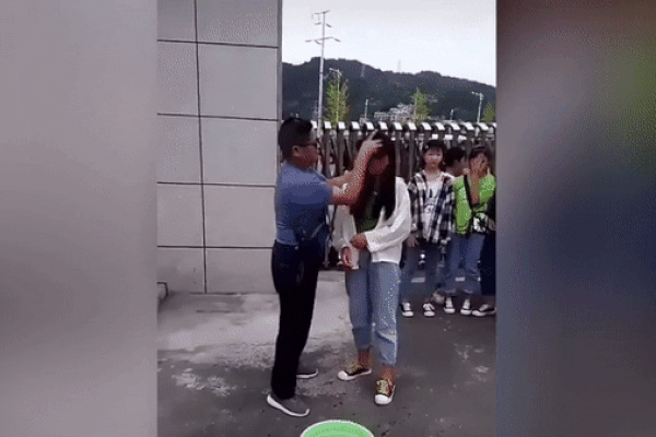 Thầy giáo bụng bia có body chuẩn và săn chắc gây bão-3