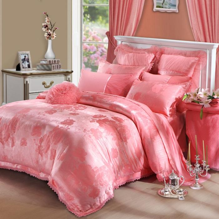 Chăn ga màu hồng không chỉ là một sự lựa chọn tuyệt vời cho những cô gái yêu thích sự ngọt ngào và dịu dàng. Năm 2024 này, màu hồng còn được đánh giá cao bởi sự tinh tế và sang trọng của nó. Được kết hợp với các vật dụng nội thất màu trắng hoặc đen, chăn ga màu hồng sẽ tôn lên vẻ đẹp và phong cách của căn phòng. Nếu đang tìm kiếm một sự lựa chọn mới cho căn phòng ngủ của bạn, chăn ga màu hồng chắc chắn sẽ là một sự lựa chọn được bạn không thể bỏ qua.