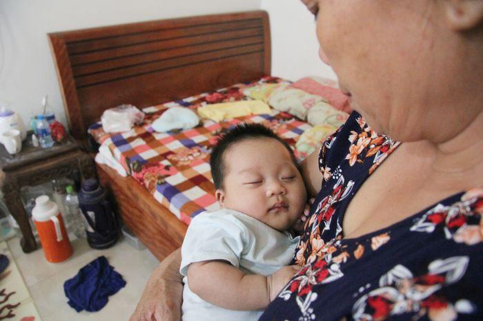 Bé gái mới 2 tháng tuổi vĩnh viễn mất mẹ sau thảm án Đan Phượng: Hơn 1 tuần nay con ngủ tốt, không khóc quấy như trước nữa-9