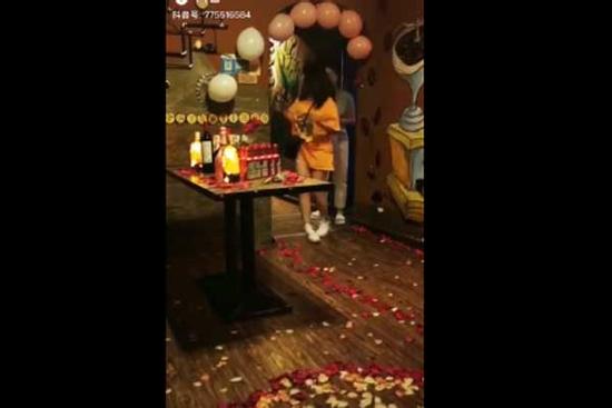 Được bạn trai cầu hôn lãng mạn nhưng khi vừa bước đến, cô gái khóc thét rồi bỏ chạy, nguyên nhân thực sự làm ai cũng buồn cười