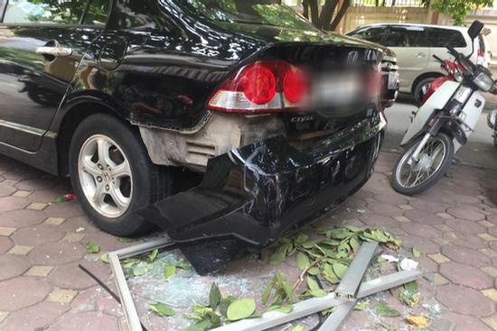 Hà Nội: Cửa kính chung cư bất ngờ rơi xuống đất làm hỏng xe ô tô, nhiều người ngồi trà đá may mắn thoát nạn