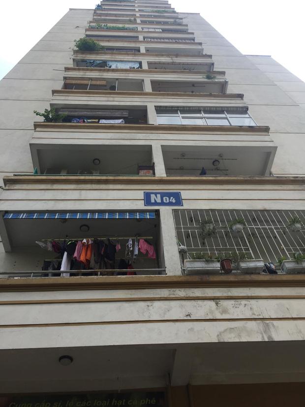 Hà Nội: Cửa kính chung cư bất ngờ rơi xuống đất làm hỏng xe ô tô, nhiều người ngồi trà đá may mắn thoát nạn-2