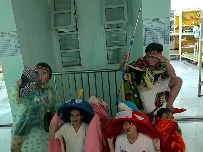 Múa lân phiên bản sinh viên siêu tiết kiệm: Lấy thau, mền, áo mưa, mũ bảo hiểm quẩy tưng bừng kí túc xá-1