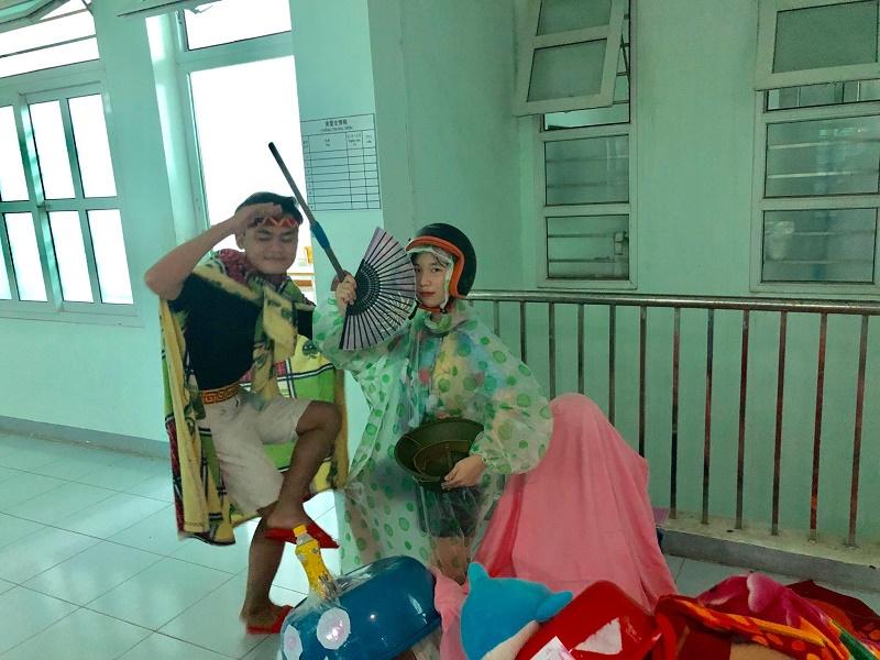 Múa lân phiên bản sinh viên siêu tiết kiệm: Lấy thau, mền, áo mưa, mũ bảo hiểm quẩy tưng bừng kí túc xá-2