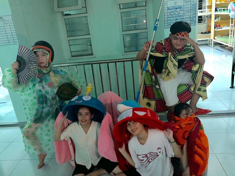 Múa lân phiên bản sinh viên siêu tiết kiệm: Lấy thau, mền, áo mưa, mũ bảo hiểm quẩy tưng bừng kí túc xá-3