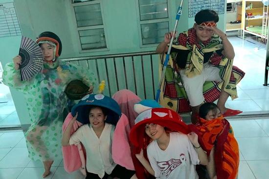 Múa lân phiên bản sinh viên 'siêu tiết kiệm': Lấy thau, mền, áo mưa, mũ bảo hiểm 'quẩy' tưng bừng kí túc xá