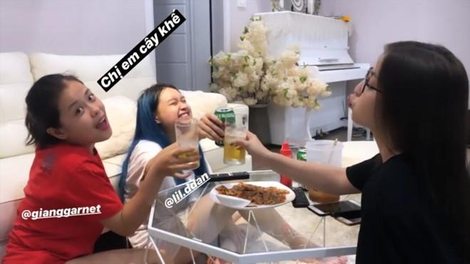 Cầu thủ và hội bạn gái tụ tập bạn bè, check-in ngày Trung thu-2