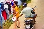 Thanh niên phóng xe máy sàm sỡ cô gái đang phơi đồ