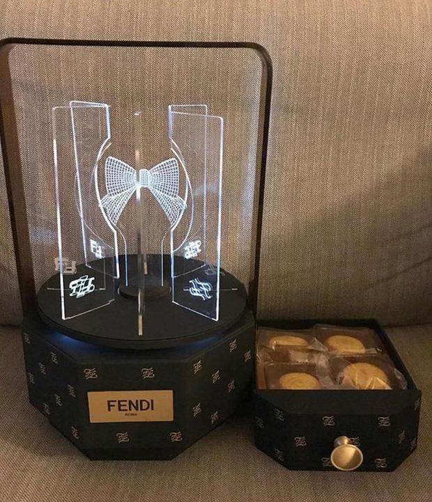 Ngắm loạt bánh Trung Thu của các nhà mốt nổi tiếng: Chưa ăn mà đã thấy sang cả mồm!-4