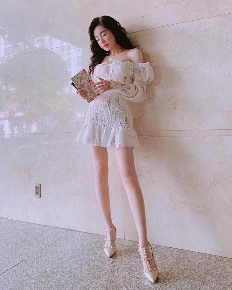 HHen Niê khoe street style mà ngỡ tưởng đèn dạ quang phát sáng-4