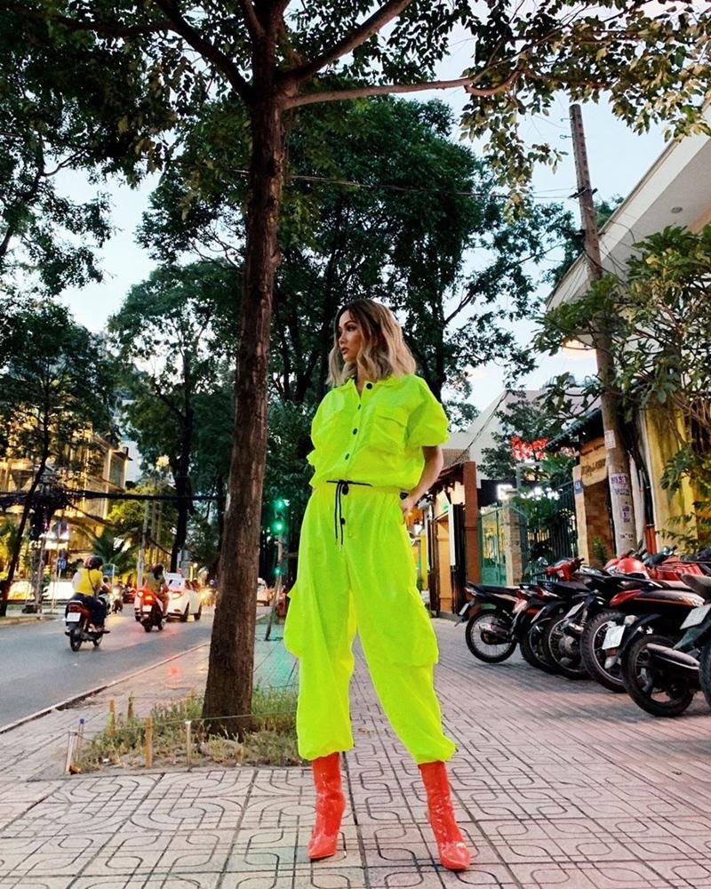 HHen Niê khoe street style mà ngỡ tưởng đèn dạ quang phát sáng-5