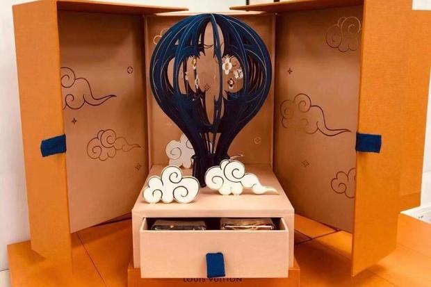 Rihanna bị dìm dáng khi diện váy lồng bàn ôm sát cơ thể-6