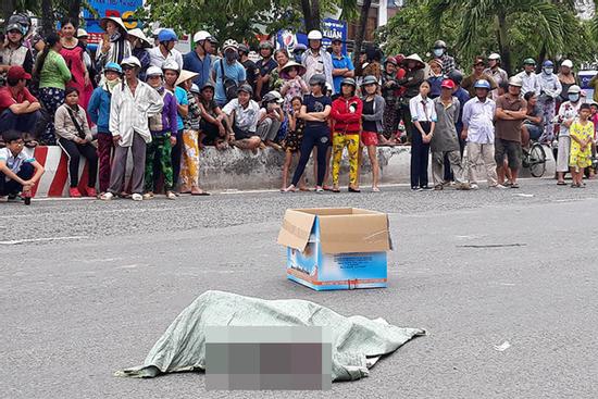 Người phụ nữ làm rơi bao tải chứa xác thai nhi xuống đường ở Kiên Giang