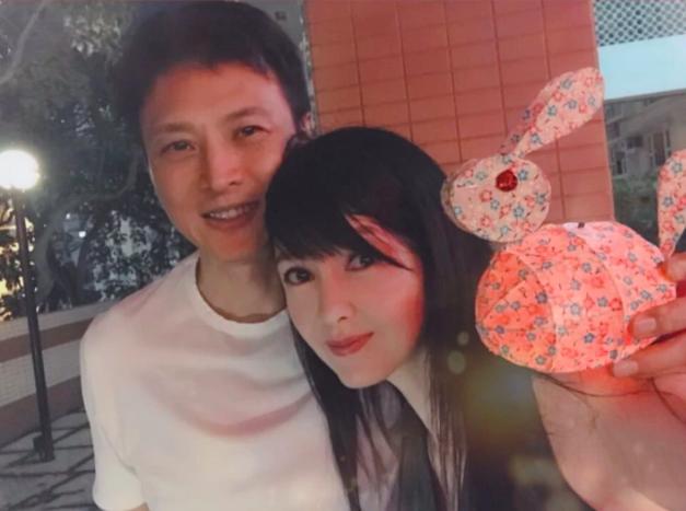 Châu Huệ Mẫn đăng ảnh chơi trung thu cùng chồng, chẳng ai biết người đẹp đã 52 tuổi!-1