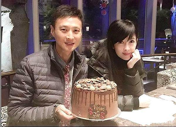 Châu Huệ Mẫn đăng ảnh chơi trung thu cùng chồng, chẳng ai biết người đẹp đã 52 tuổi!-4