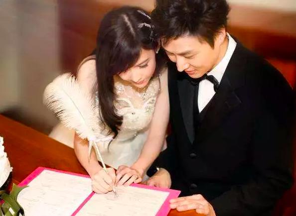 Châu Huệ Mẫn đăng ảnh chơi trung thu cùng chồng, chẳng ai biết người đẹp đã 52 tuổi!-6