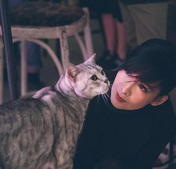 Châu Huệ Mẫn đăng ảnh chơi trung thu cùng chồng, chẳng ai biết người đẹp đã 52 tuổi!-8