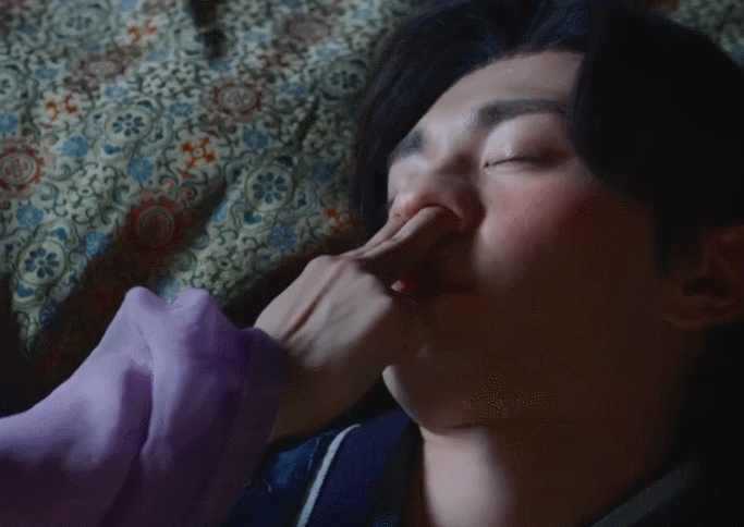 Dương Tử bị chỉ trích mất vệ sinh khi nghiện thọc thẳng 2 ngón tay vào lỗ mũi bạn diễn-1