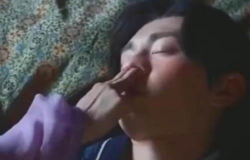 Dương Tử bị chỉ trích mất vệ sinh khi nghiện thọc thẳng 2 ngón tay vào lỗ mũi bạn diễn-2