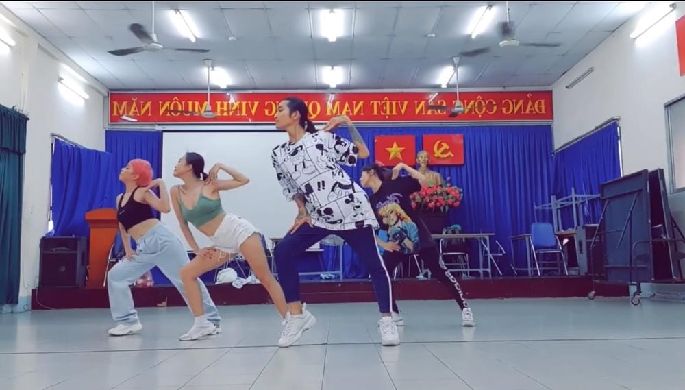 BB Trần zẩy đầm theo ca khúc Đi Đu Đưa Đi nuột nà đến mức khán giả phải thốt lên hơn cả hội chị em-4