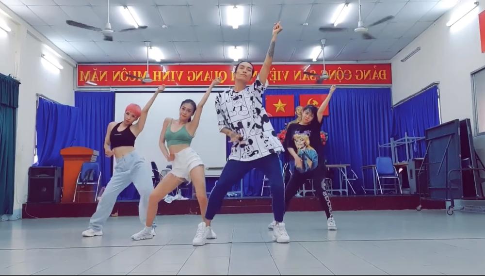 BB Trần zẩy đầm theo ca khúc Đi Đu Đưa Đi nuột nà đến mức khán giả phải thốt lên hơn cả hội chị em-3