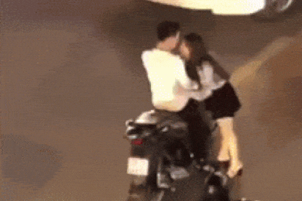 Clip: Mặc xe cộ qua lại nườm nượp, đôi trai gái vẫn dừng xe giữa đường để… đánh nhau-1