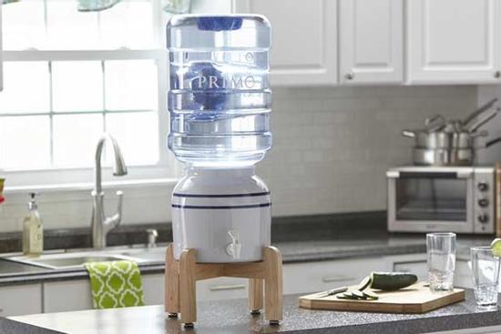 Tùy tiện đặt bình nước uống ở vị trí này, Thần Tài xua tay, gia đình nghèo mạt vận