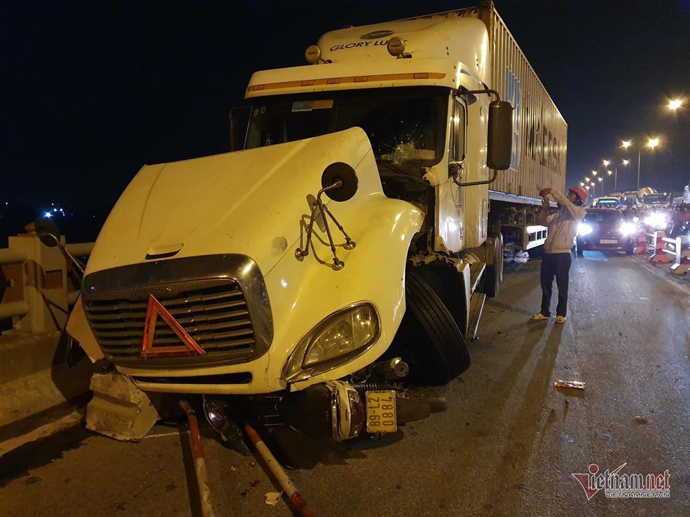 Xe container húc nhiều người và xe máy trên cầu Thanh Trì xuống sông-1