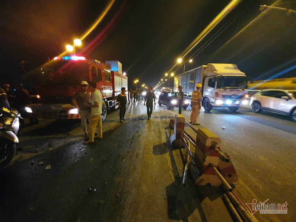 Xe container húc nhiều người và xe máy trên cầu Thanh Trì xuống sông-2